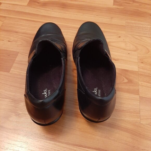 CLARKS Bendables Black Leather Slip-on Loafer with Low Block Heel - Size 9 - Picture 5 of 7